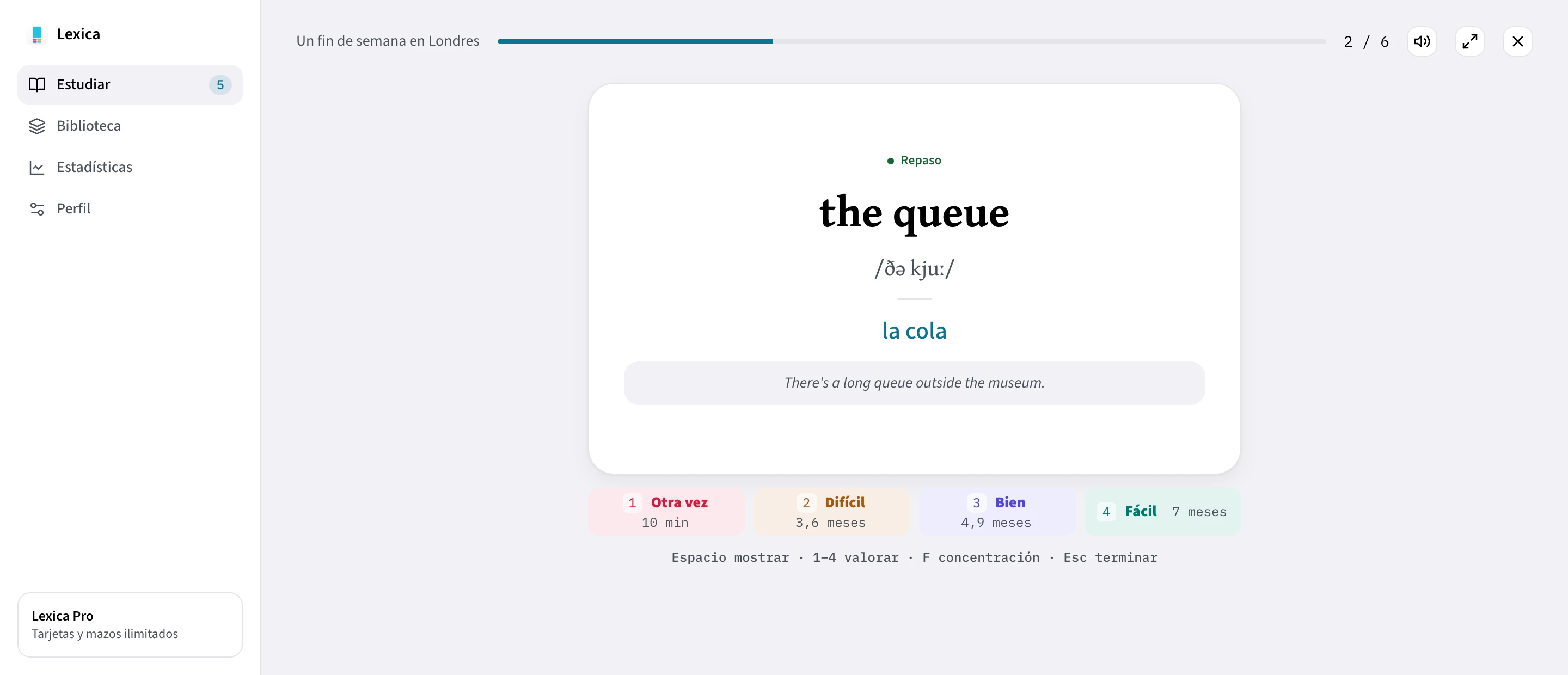 Lexica en la web durante una sesión de repaso: la tarjeta en inglés the queue con su AFI, su traducción, una frase de ejemplo y los botones Otra vez, Difícil, Bien y Fácil